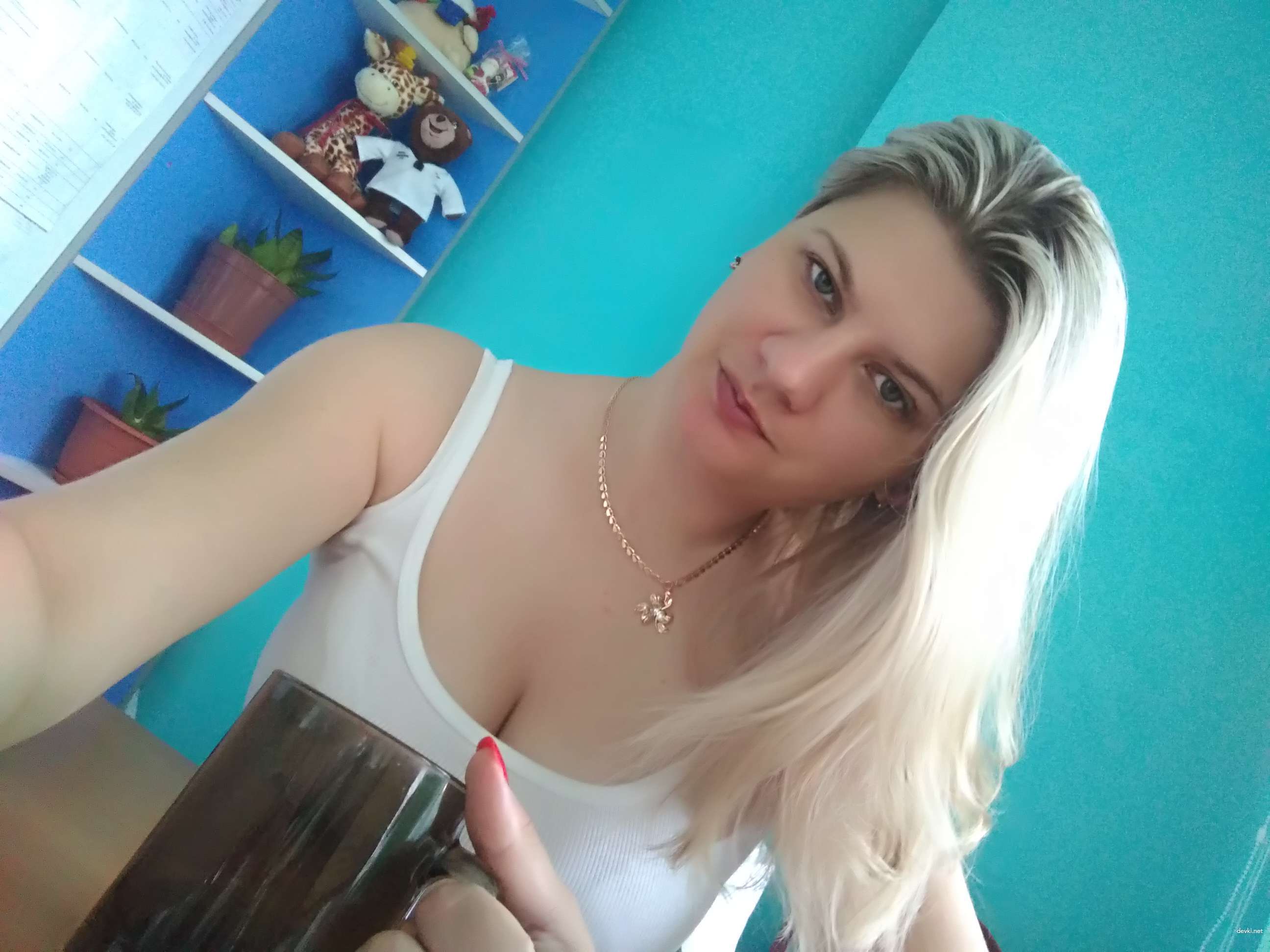 Hot Amateur Babe Goes Nude: Explicit Photo Shoot with Sexy Striptease