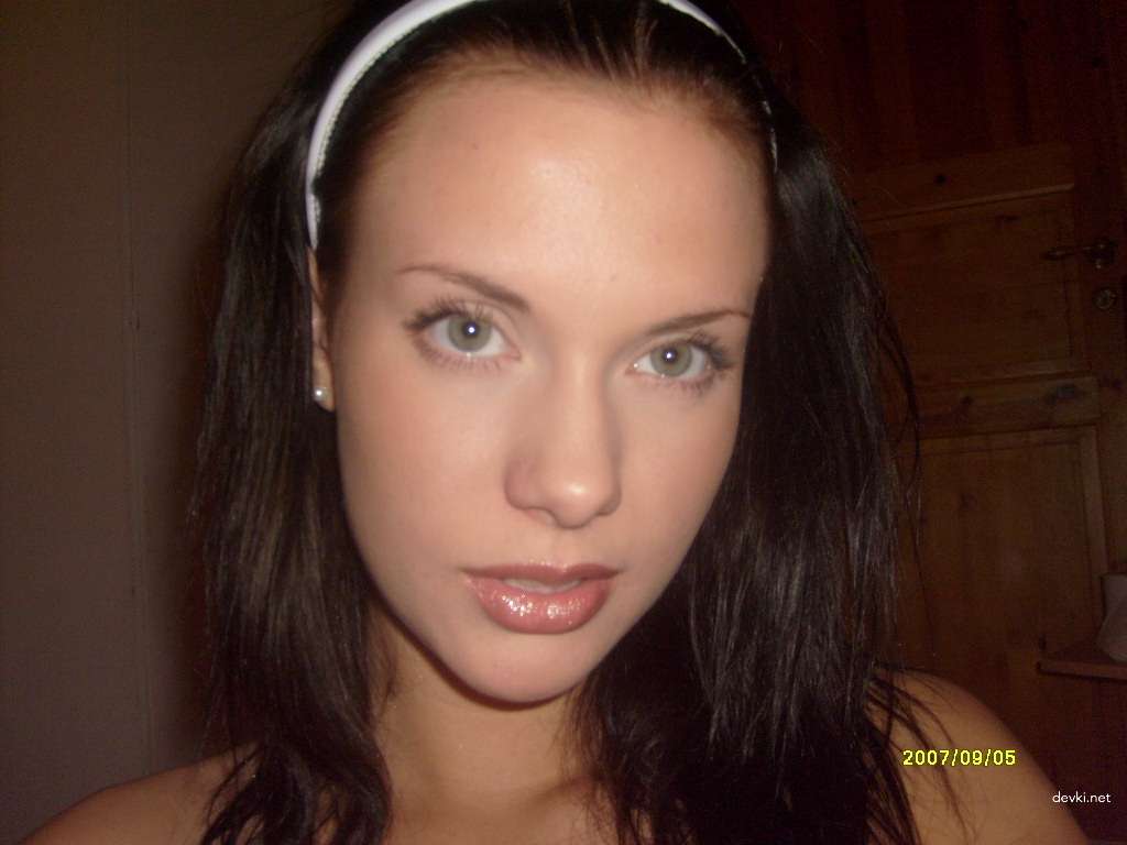 Steamy Amateur Erotica: Seductive Photos of Cute Girl - Explicit and Sensual Content