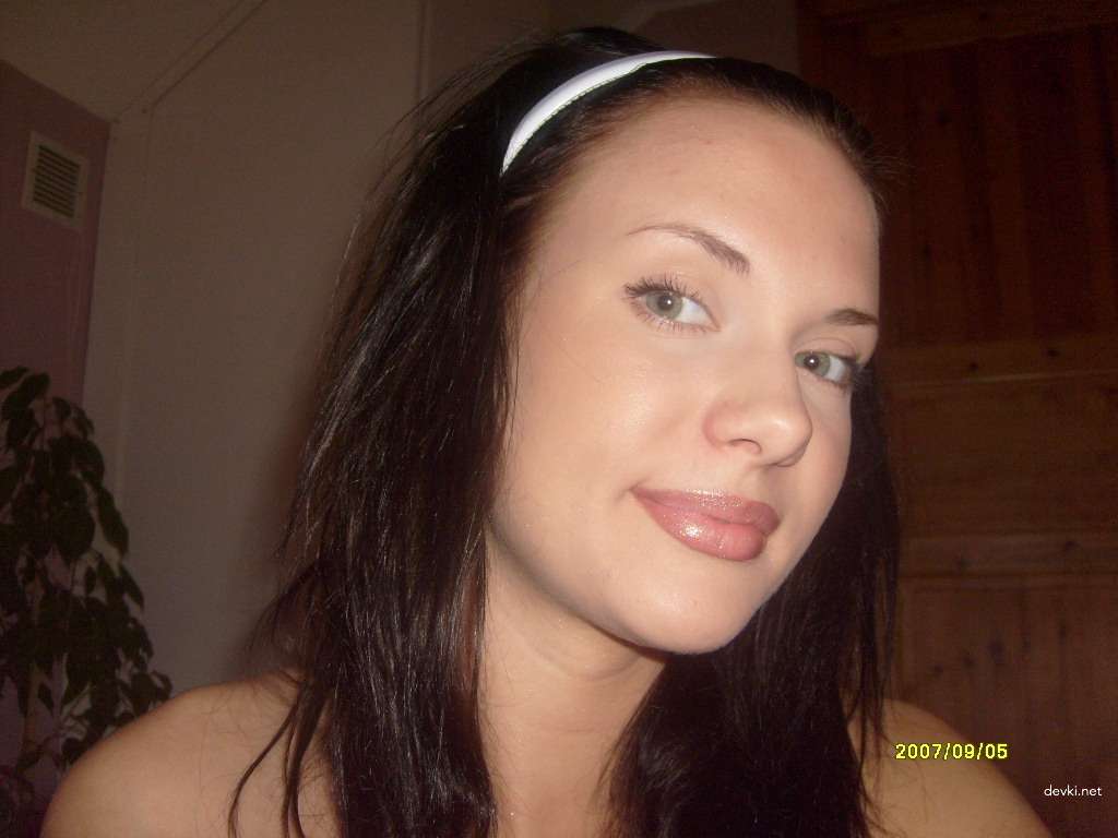 Steamy Amateur Erotica: Seductive Photos of Cute Girl - Explicit and Sensual Content