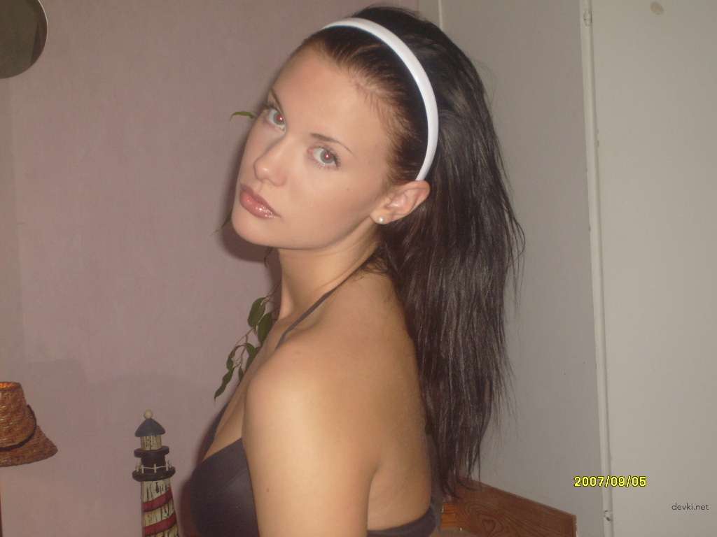 Steamy Amateur Erotica: Seductive Photos of Cute Girl - Explicit and Sensual Content