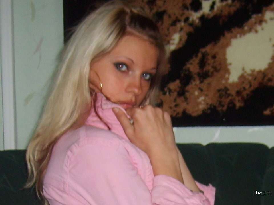 Explicit Amateur Nude Photos: Svelte Girl's Private Pose