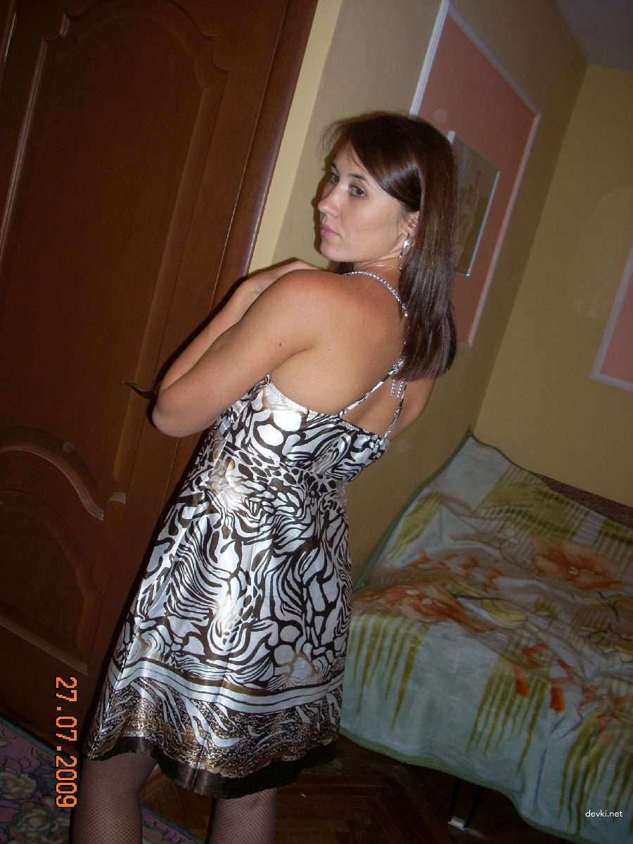 Steamy Amateur XXX Pics: Sexy Woman in Explicit Porn Photos