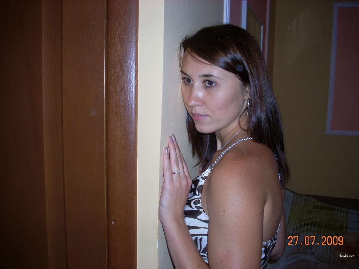 Steamy Amateur XXX Pics: Sexy Woman in Explicit Porn Photos