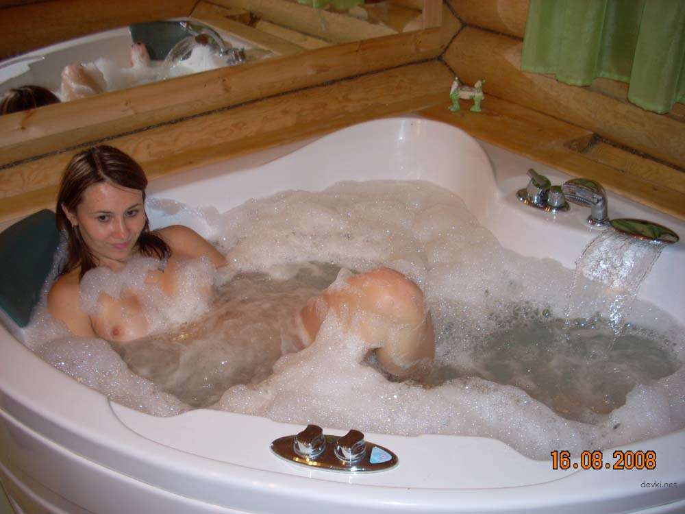 Steamy Amateur XXX Pics: Sexy Woman in Explicit Porn Photos