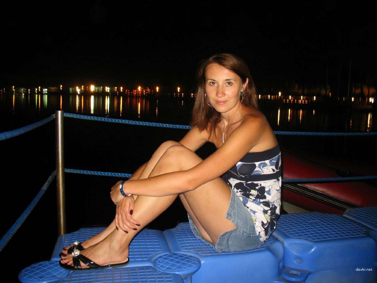 Steamy Amateur XXX Pics: Sexy Woman in Explicit Porn Photos