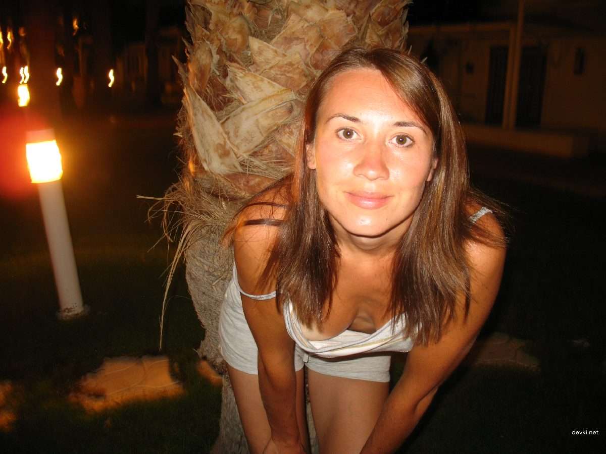 Steamy Amateur XXX Pics: Sexy Woman in Explicit Porn Photos