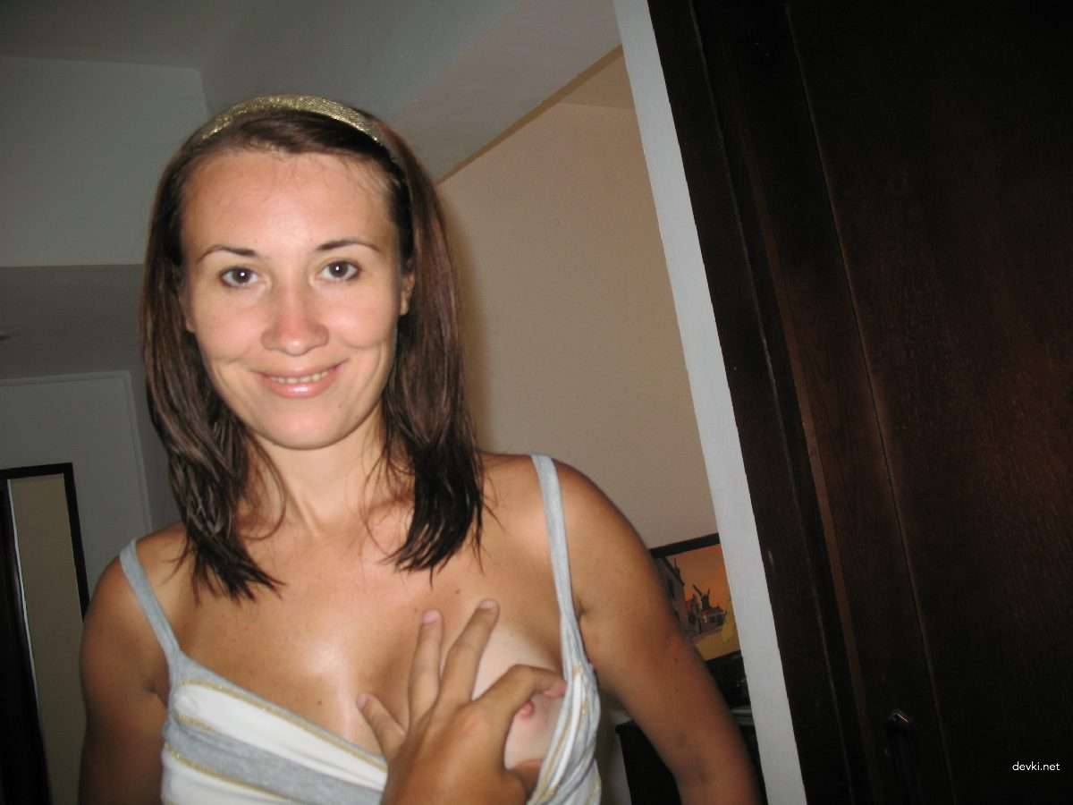 Steamy Amateur XXX Pics: Sexy Woman in Explicit Porn Photos