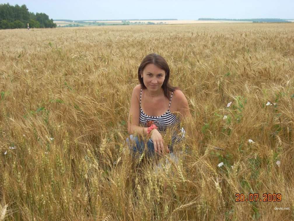 Steamy Amateur XXX Pics: Sexy Woman in Explicit Porn Photos