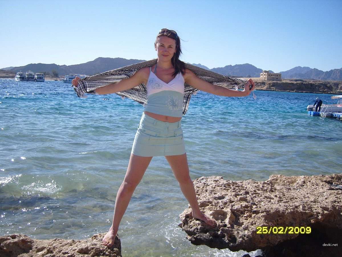 Steamy Amateur XXX Pics: Sexy Woman in Explicit Porn Photos