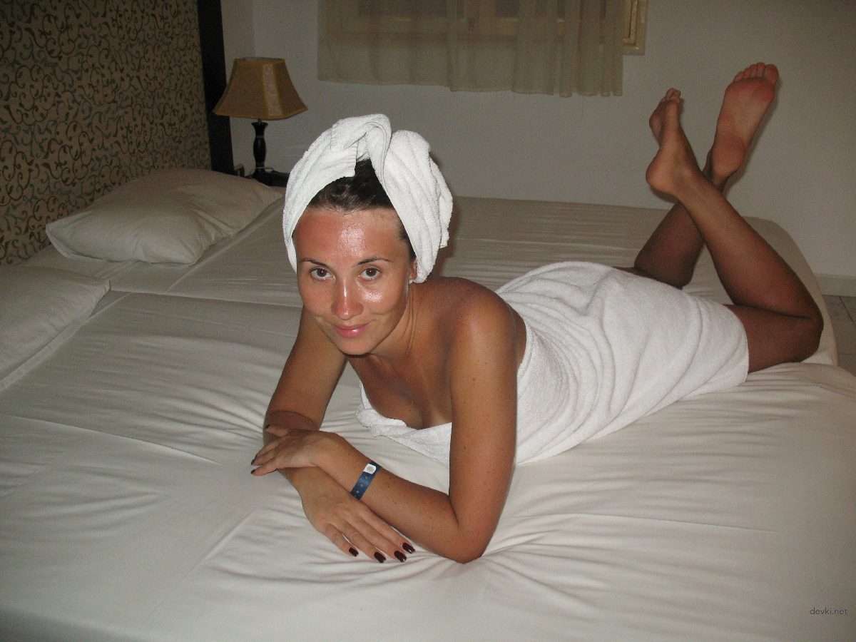 Steamy Amateur XXX Pics: Sexy Woman in Explicit Porn Photos