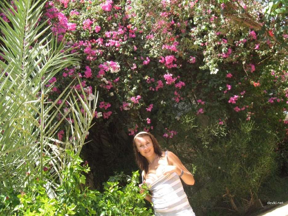 Steamy Amateur XXX Pics: Sexy Woman in Explicit Porn Photos