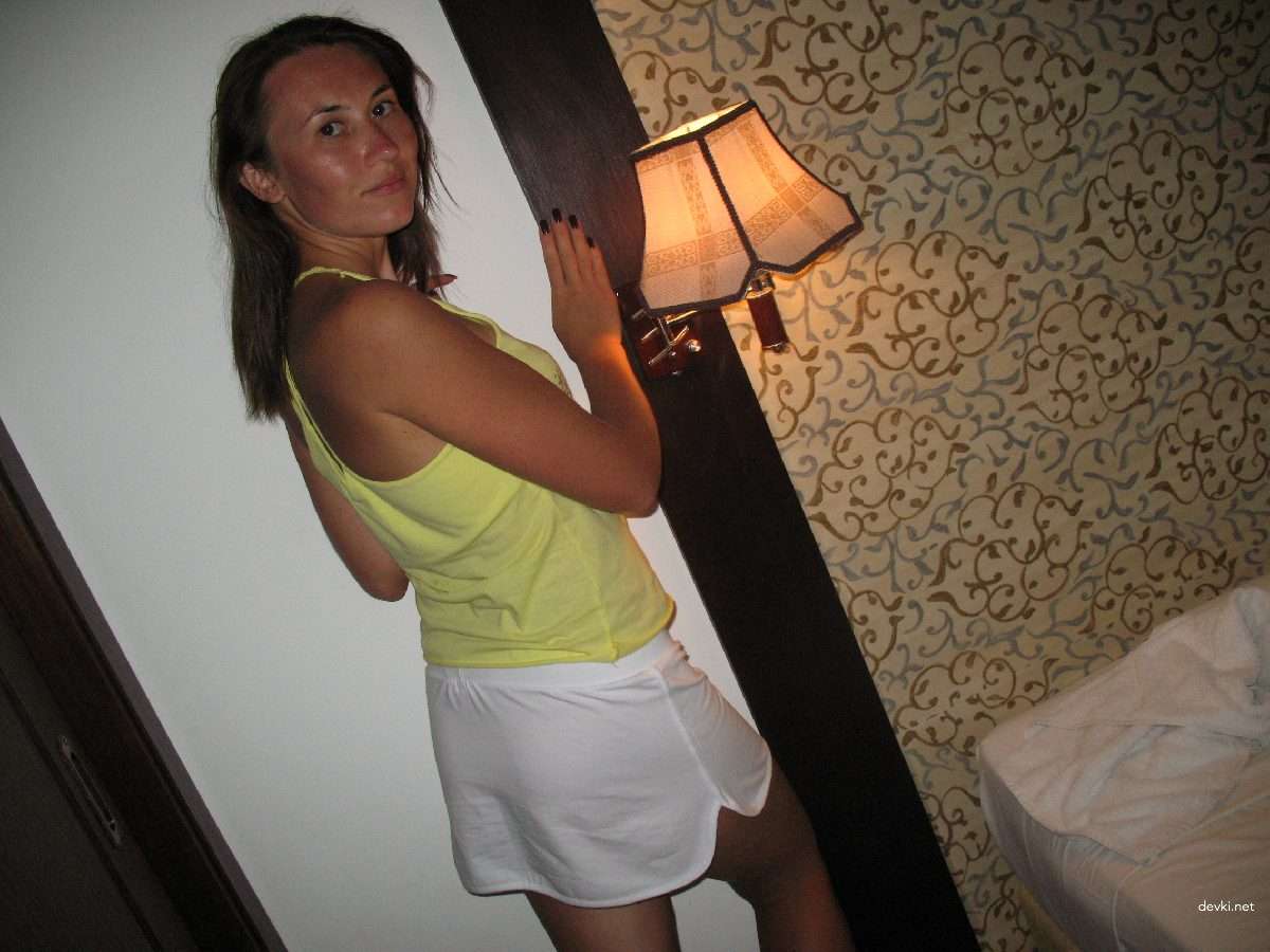 Steamy Amateur XXX Pics: Sexy Woman in Explicit Porn Photos