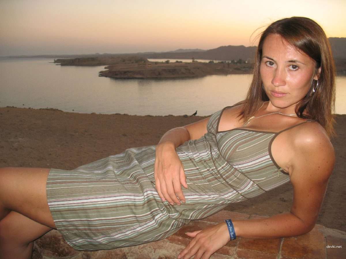 Steamy Amateur XXX Pics: Sexy Woman in Explicit Porn Photos