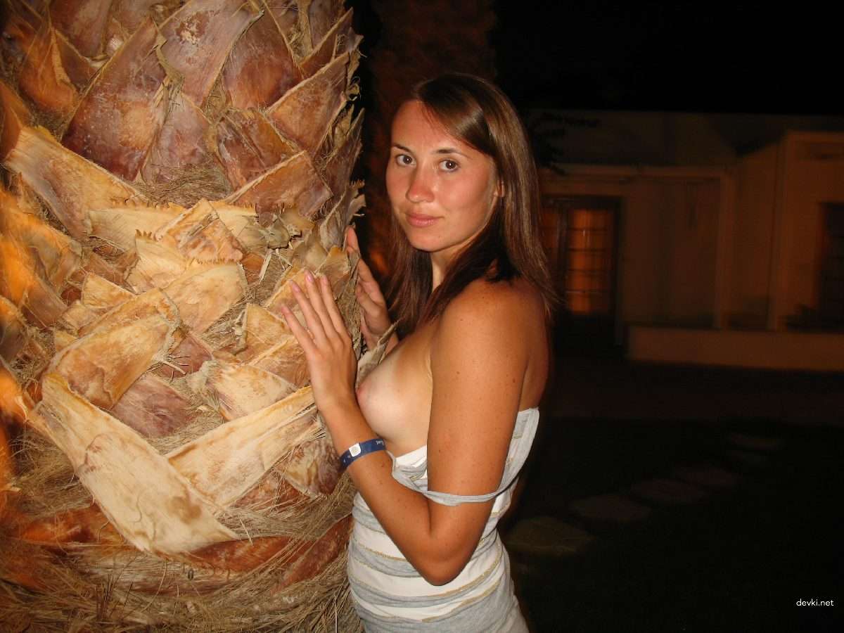 Steamy Amateur XXX Pics: Sexy Woman in Explicit Porn Photos