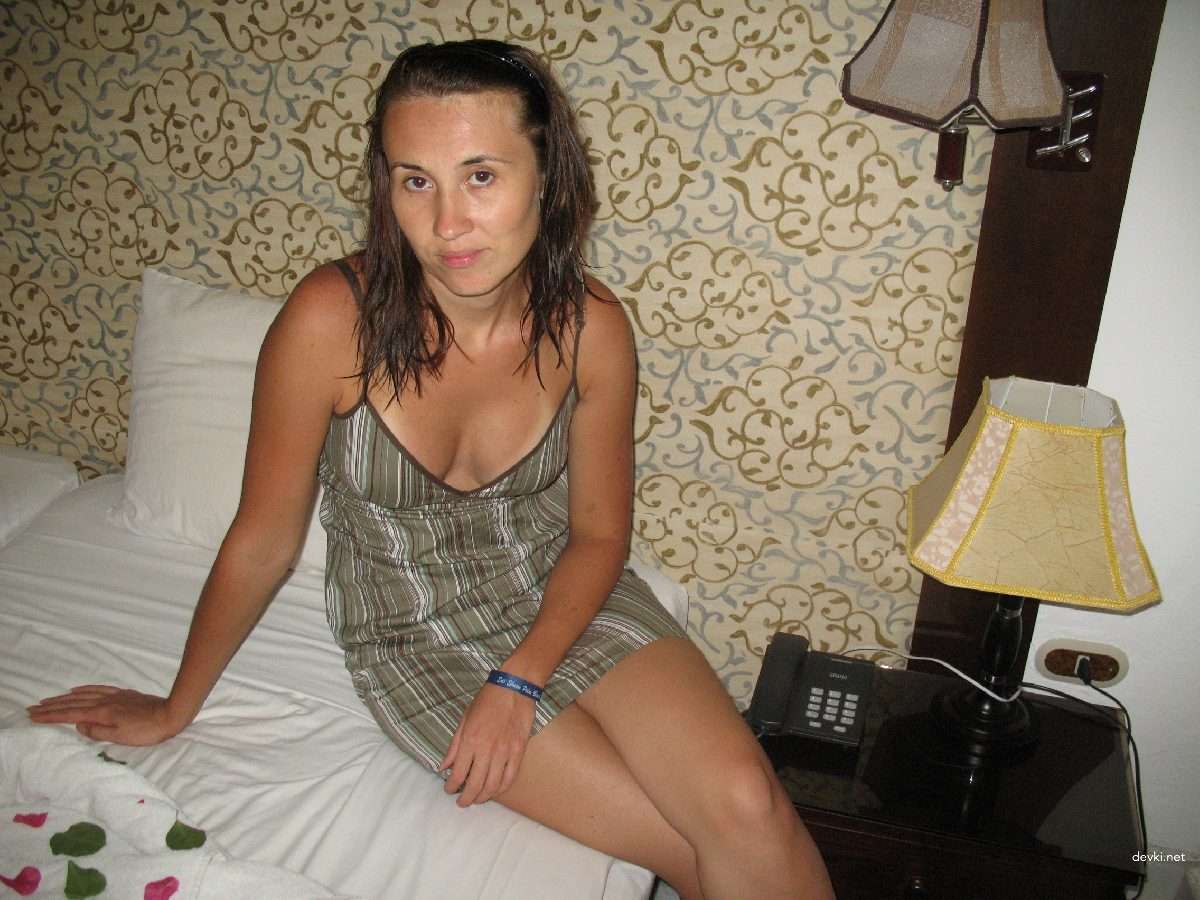 Steamy Amateur XXX Pics: Sexy Woman in Explicit Porn Photos