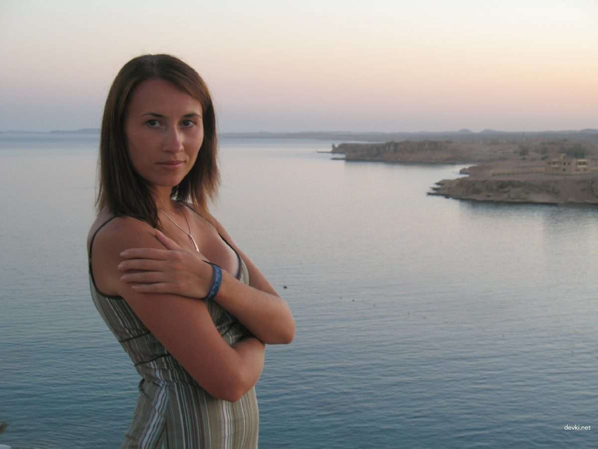 Steamy Amateur XXX Pics: Sexy Woman in Explicit Porn Photos