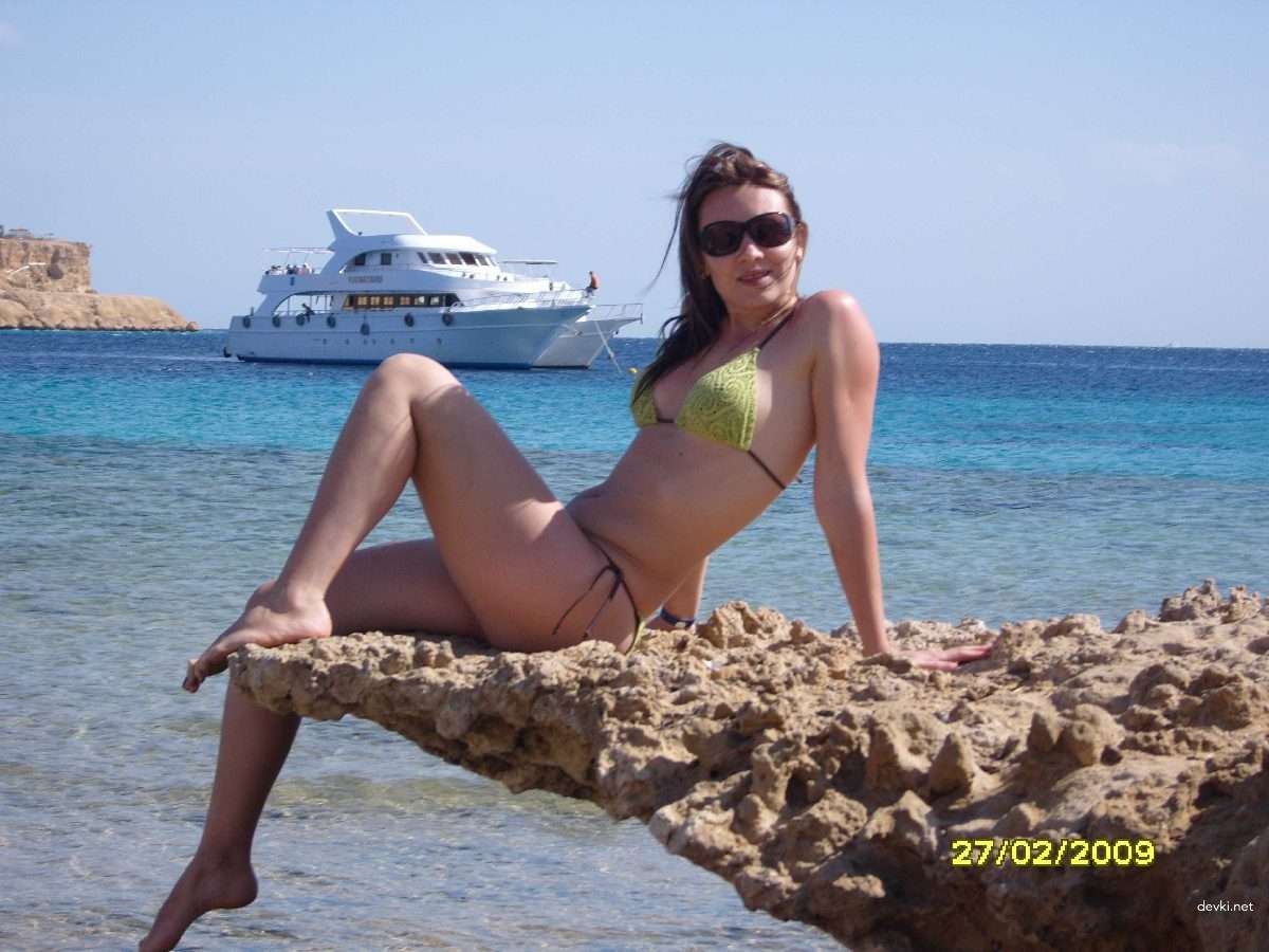 Steamy Amateur XXX Pics: Sexy Woman in Explicit Porn Photos