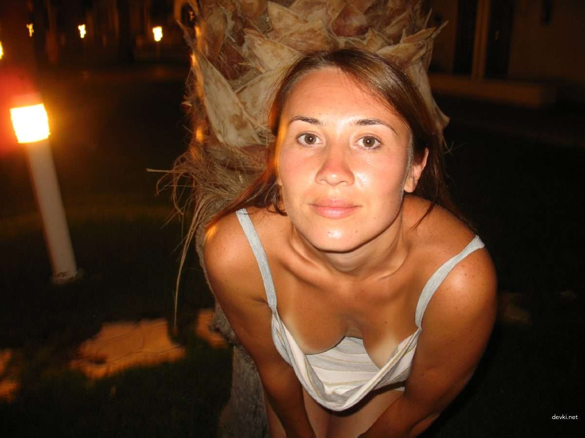 Steamy Amateur XXX Pics: Sexy Woman in Explicit Porn Photos