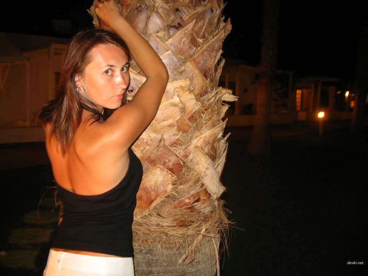 Steamy Amateur XXX Pics: Sexy Woman in Explicit Porn Photos