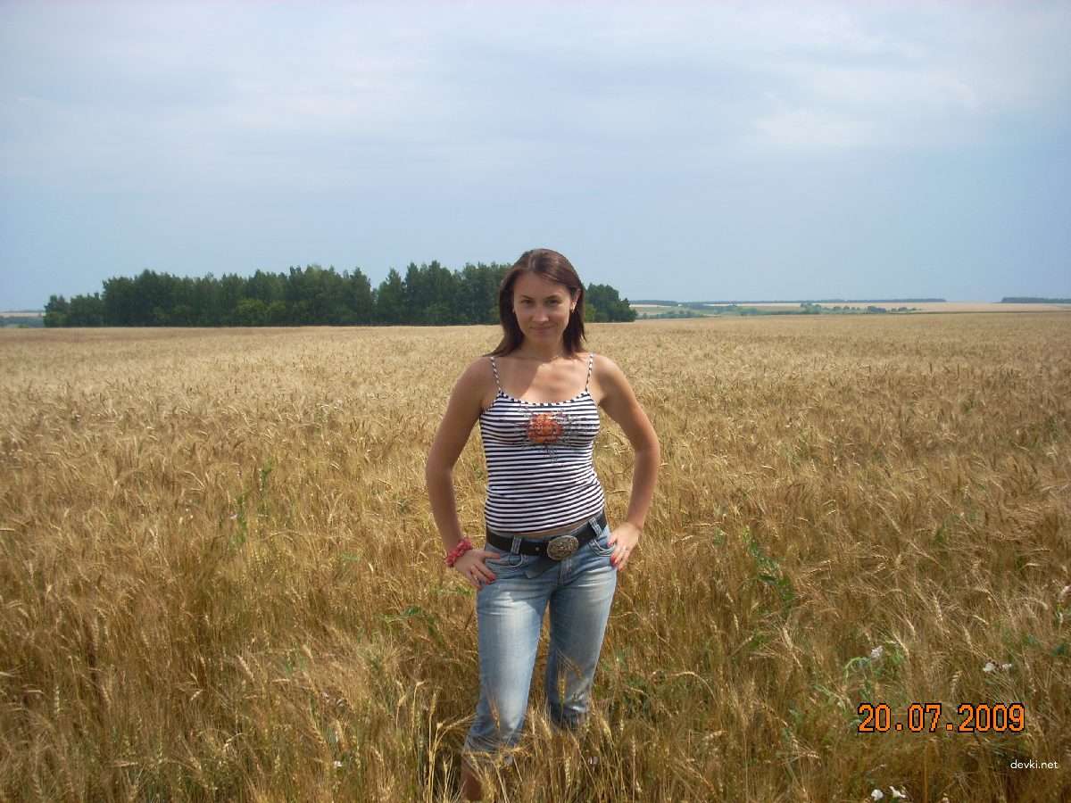 Steamy Amateur XXX Pics: Sexy Woman in Explicit Porn Photos