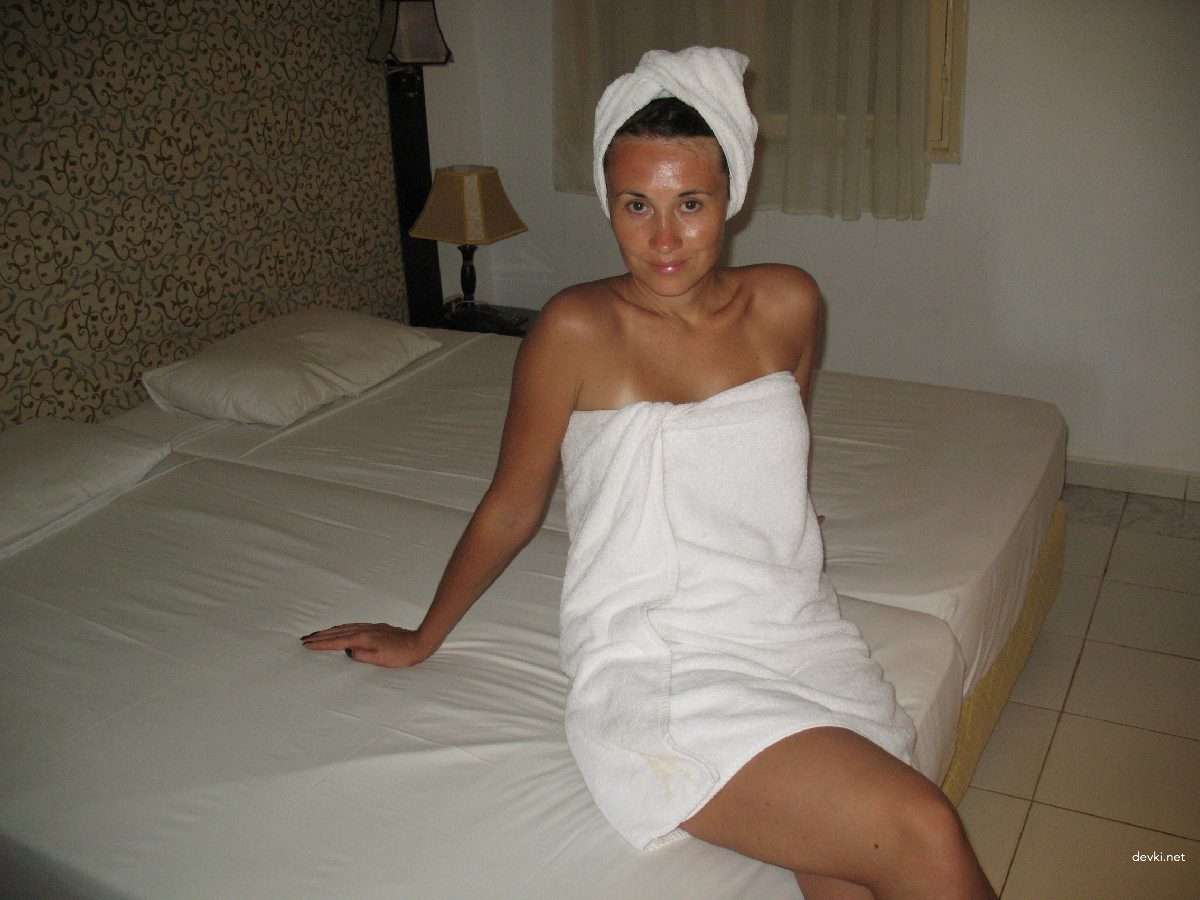 Steamy Amateur XXX Pics: Sexy Woman in Explicit Porn Photos