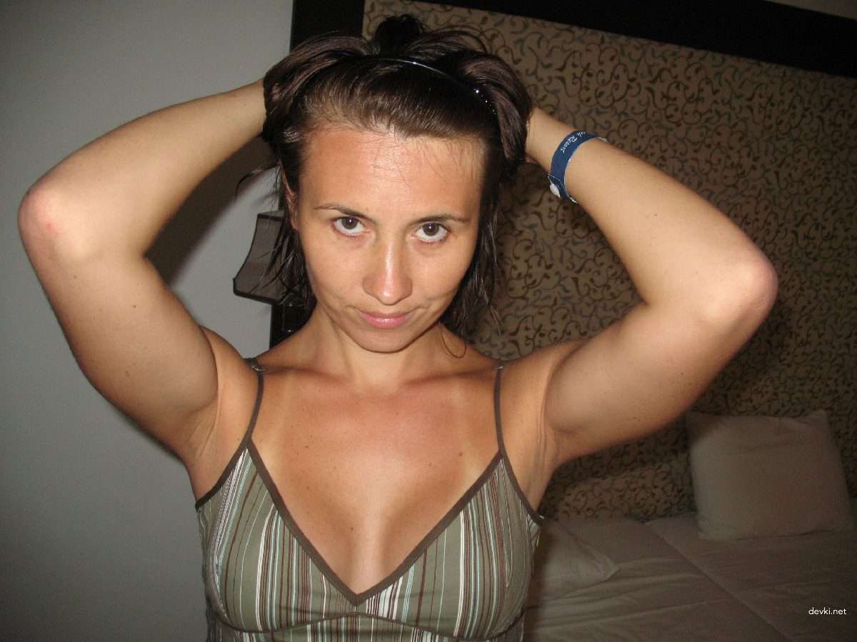 Steamy Amateur XXX Pics: Sexy Woman in Explicit Porn Photos