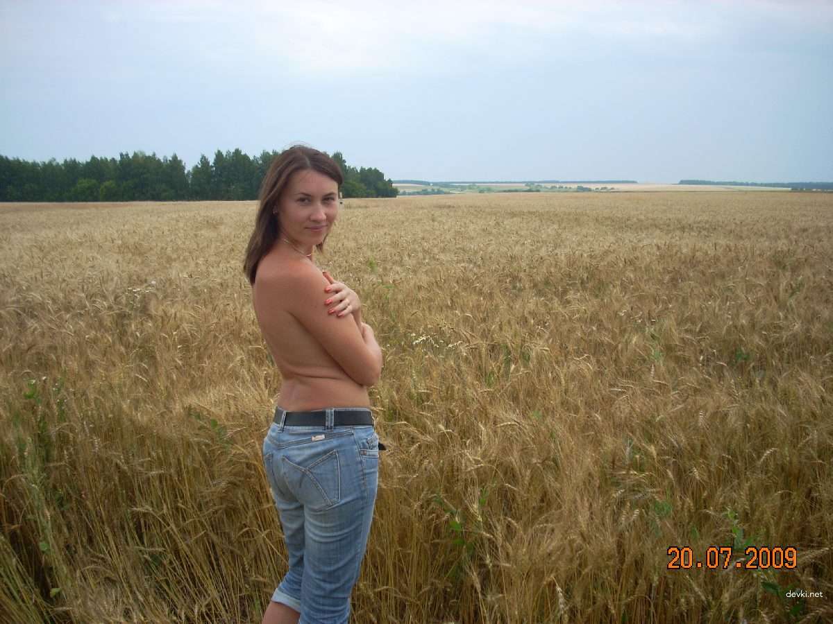 Steamy Amateur XXX Pics: Sexy Woman in Explicit Porn Photos