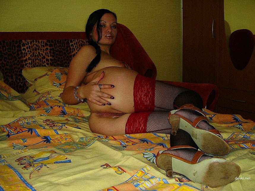 Explicit Mature Slut Nude Photoshoot: Amateur MILF Poses Boldly