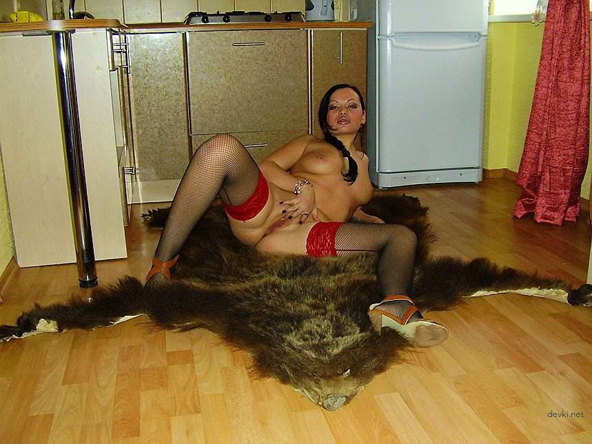 Explicit Mature Slut Nude Photoshoot: Amateur MILF Poses Boldly