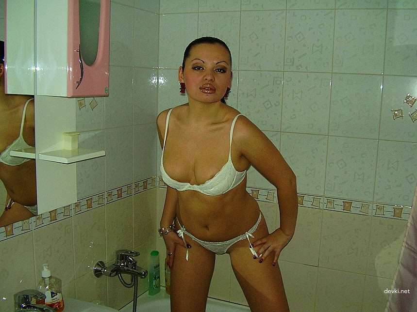 Explicit Mature Slut Nude Photoshoot: Amateur MILF Poses Boldly