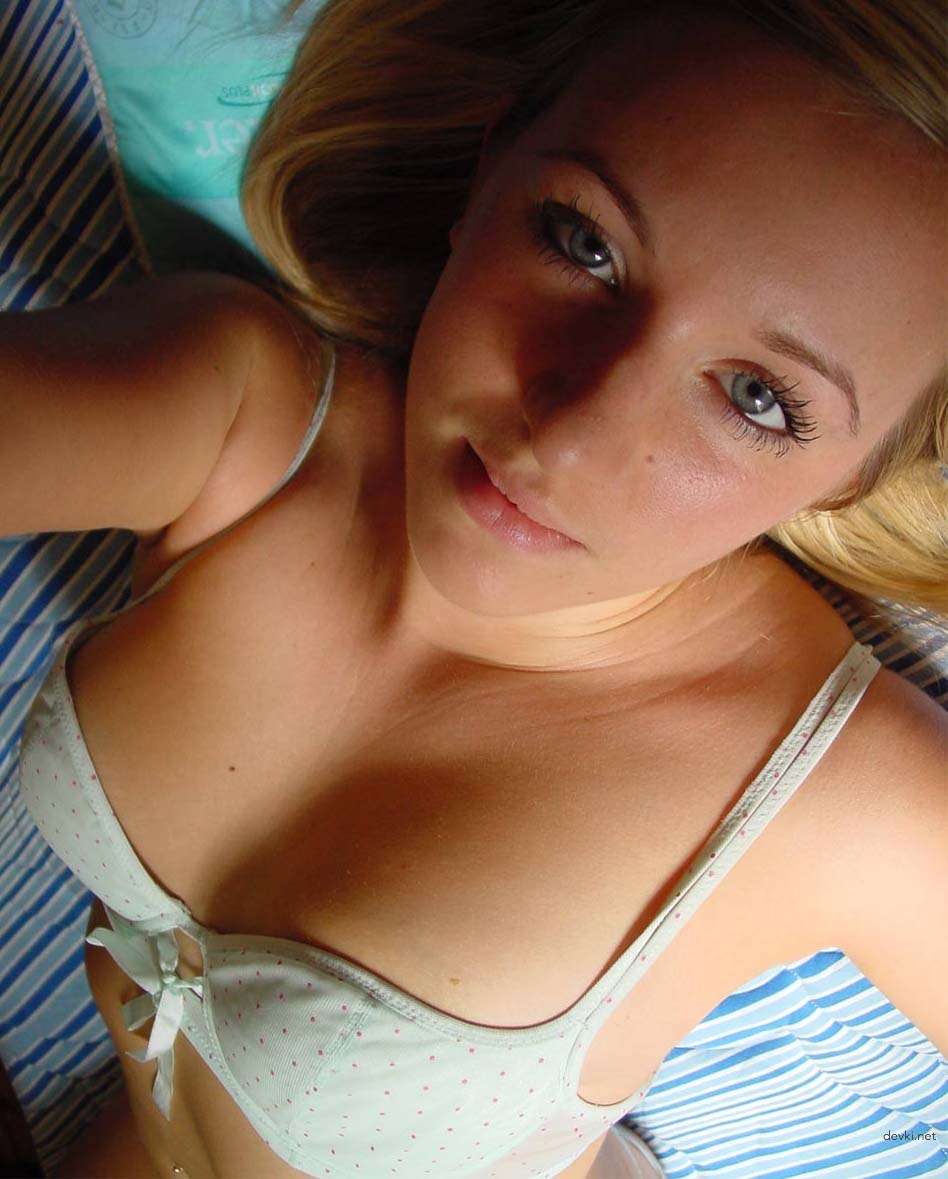 Explicit Amateur Photos: Seductive Babe's Irresistible Curves on Display