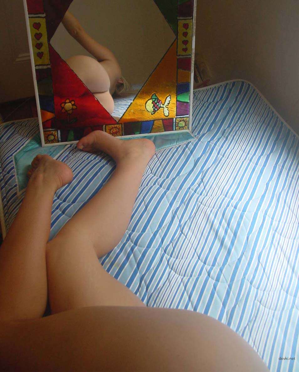 Explicit Amateur Photos: Seductive Babe's Irresistible Curves on Display