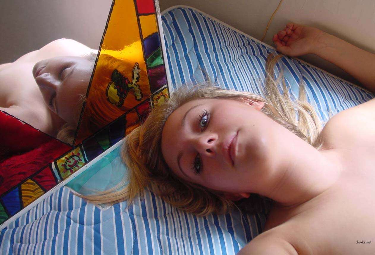 Explicit Amateur Photos: Seductive Babe's Irresistible Curves on Display