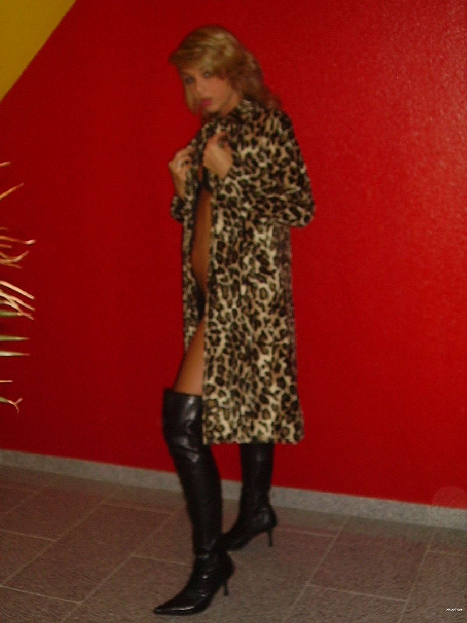 XXX Amateur Teen Pics: Explicit Photos of Sexy Young Girl