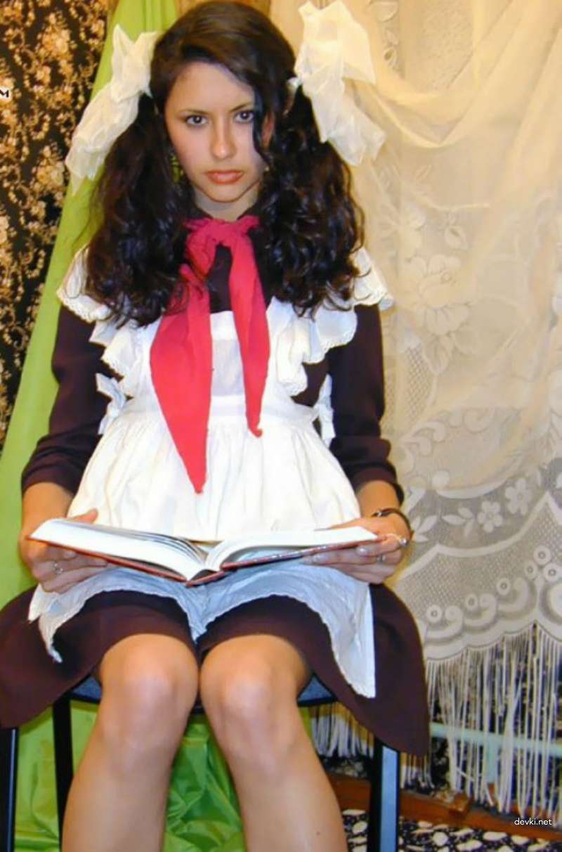 XXX Nude Student: Amateur Schoolgirl Poses Naked in English Class
