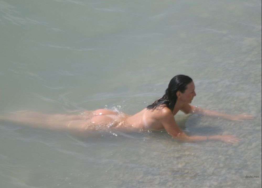 XXX Granny Nude Swim: Explicit Aunt Bathing Amateur Photo