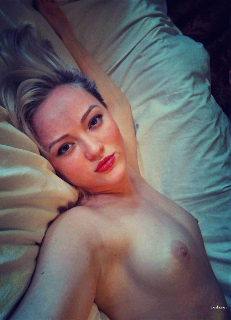 Explicit Hot Amateur Pics: Sexy Girls in Explicit and Seductive Photos!