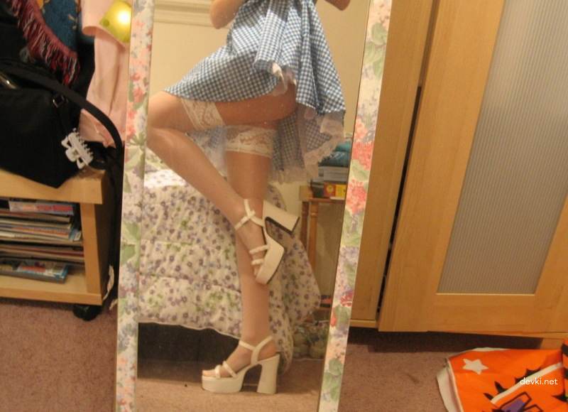 Hot Amateur Girl in Short Skirt: Explicit Photo Collection for Adults