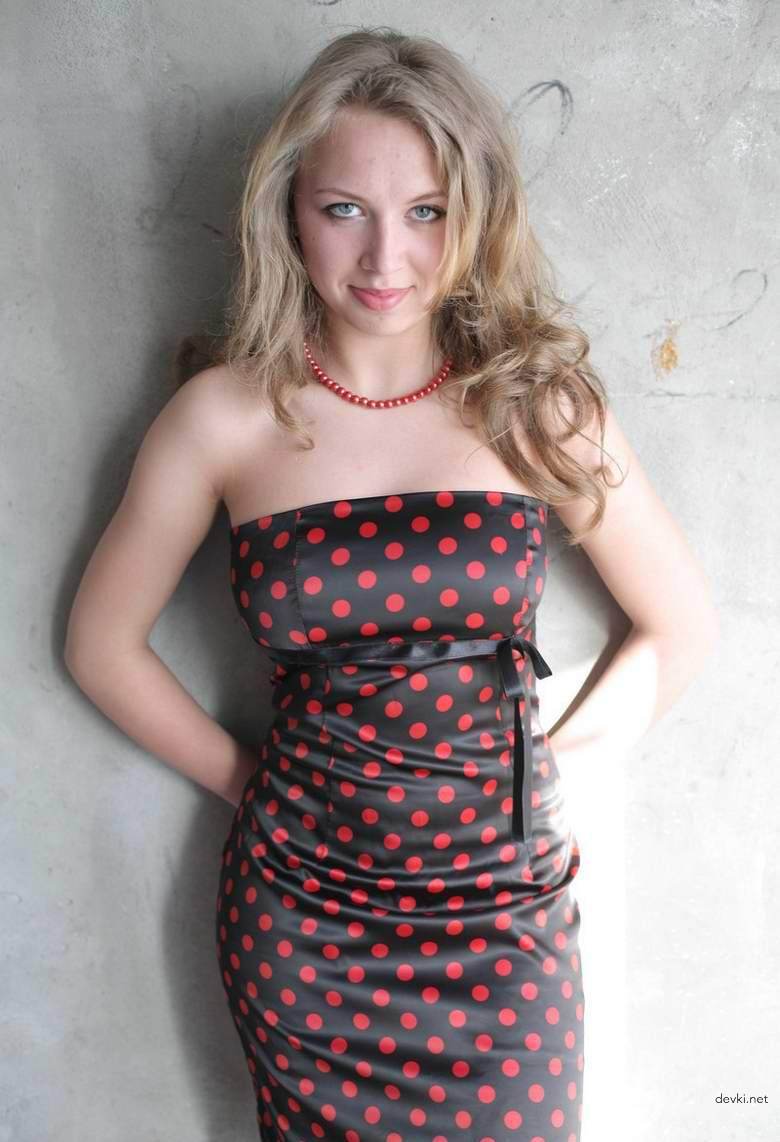 Hot Busty Babe Strips Seductively - Explicit Amateur Photo
