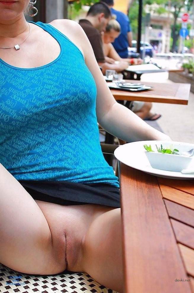 Amateur Girls' Explicit Upskirt Pussy Shots: Uncensored Cunts Exposed