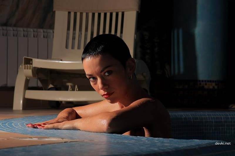 Hot Amateur Vacation Erotica: Short-Haired Woman's Explicit Adventures