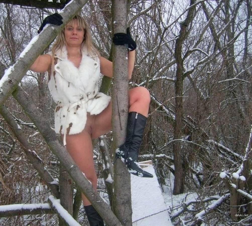 Explicit Icebound Nude Photoshoot: Freezing Amateur Nude Stroll