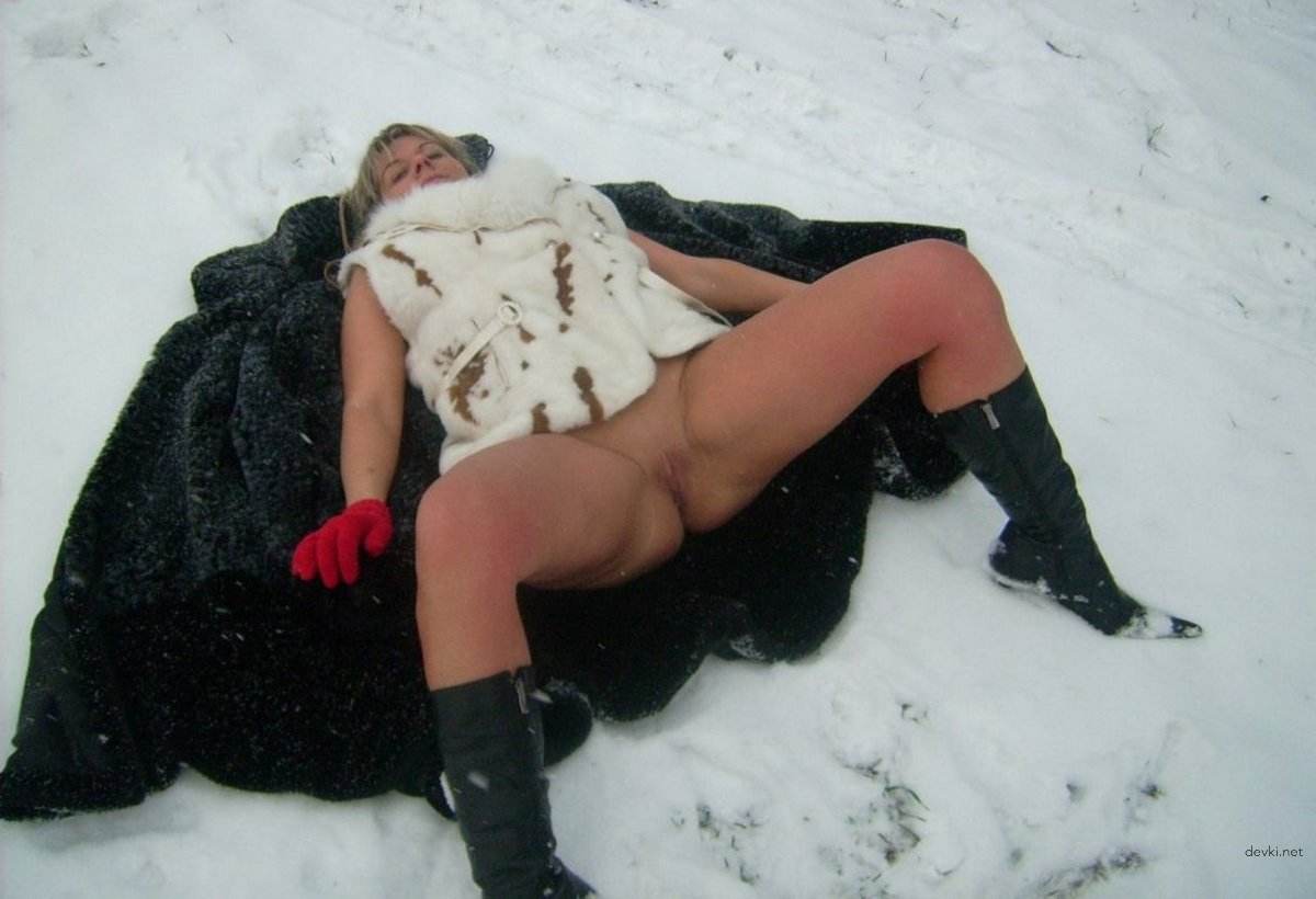 Explicit Icebound Nude Photoshoot: Freezing Amateur Nude Stroll