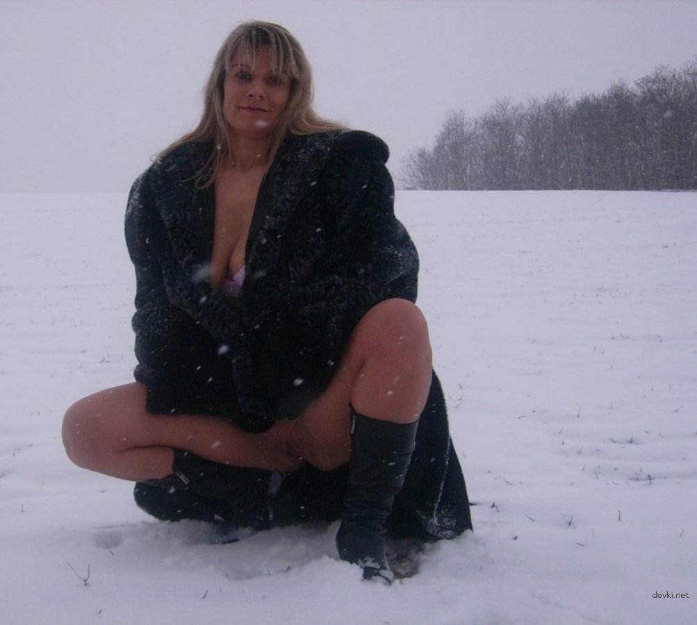 Explicit Icebound Nude Photoshoot: Freezing Amateur Nude Stroll