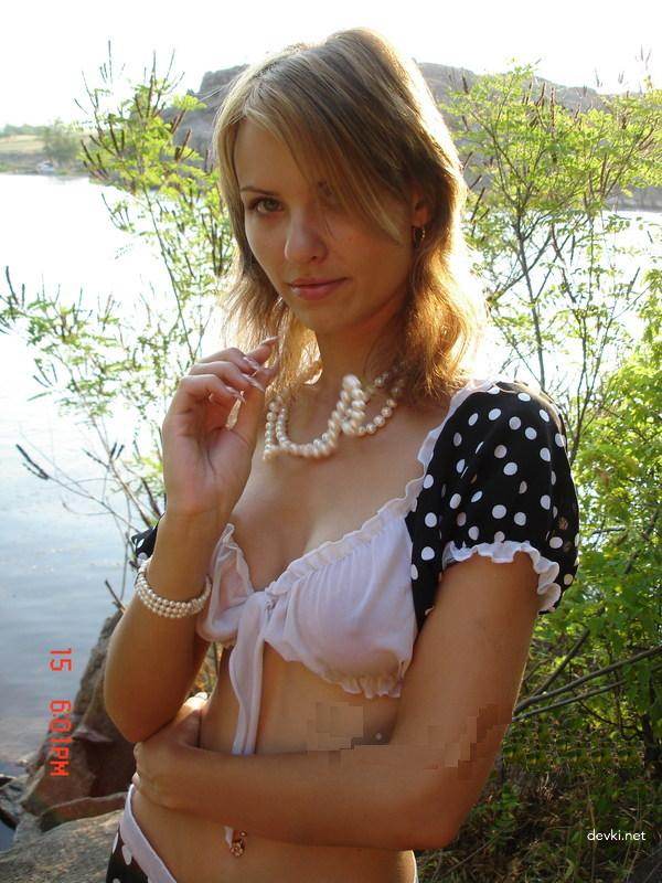 XXX Amateur Upskirt: Naughty Girl Reveals All Without Panties