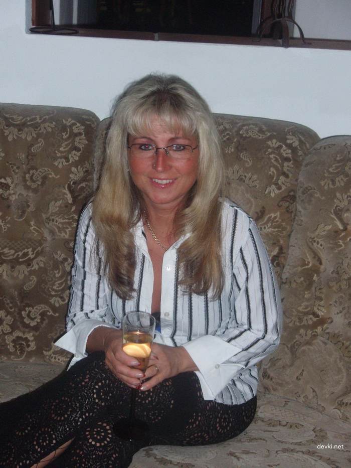 Hot MILF strips down and deepthroats big dick - Homemade porn pic