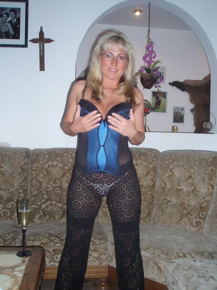Hot MILF strips down and deepthroats big dick - Homemade porn pic