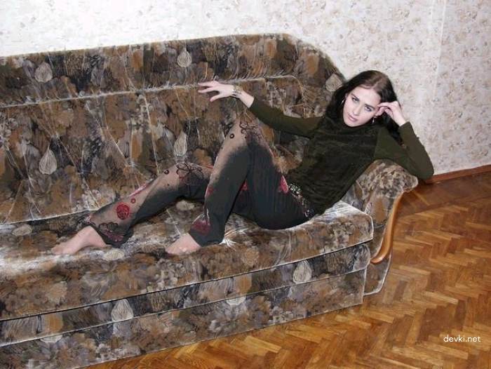 Sultry Amateur Poses Seductively on Couch - Explicit Amateur Content