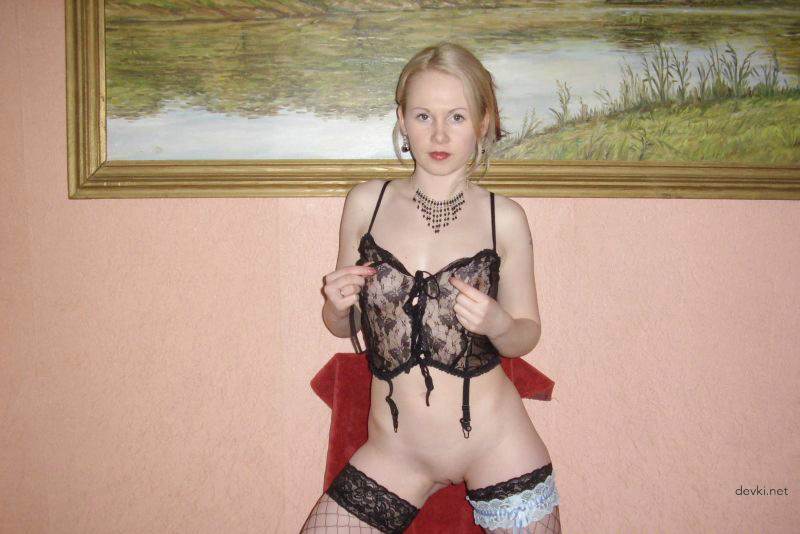 Hot Blonde Babe's Explicit Amateur Pics - XXX Content for Adults Only