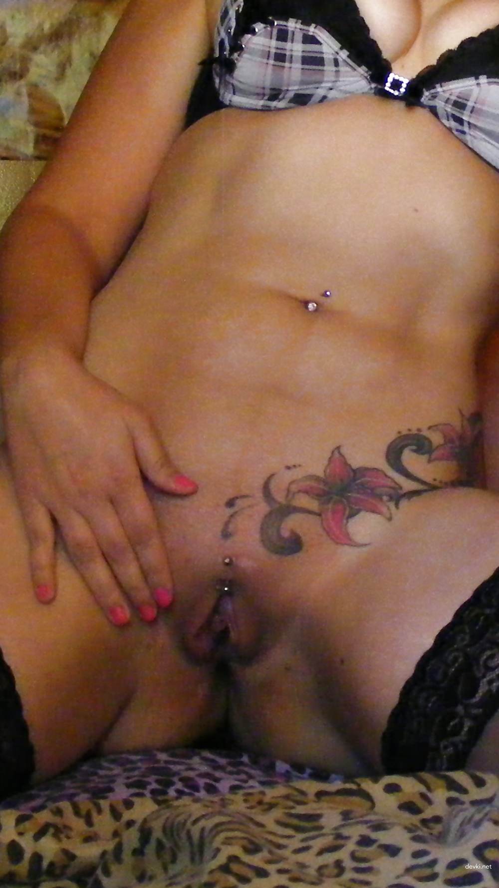 Amateur Tattooed Girl Exposes Pussy in Explicit Photo